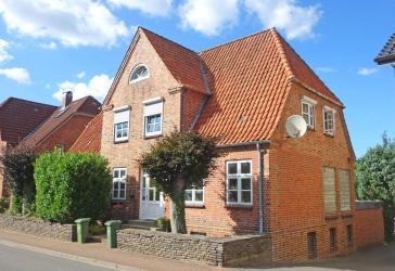 Wohnen und Arbeiten: Stilvolles Bürgerhaus auf großem Grundstück in Burg/Dithmarschen, Nähe NO-Kanal