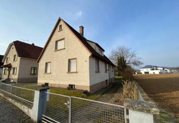 Sanierungsbedürftiges Einfamilienhaus mit großem Grundstück
