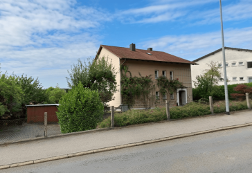 Zweifamilienhaus mit großem Grundstück in zentrumsnaher Lage !