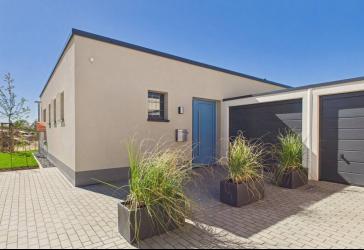BUNGALOW MIT 44 m² WOHNBEREICH. EBENERDIGER LUXUS AM FELD. - kurze Wege, schnelle Daten - HAUS 76