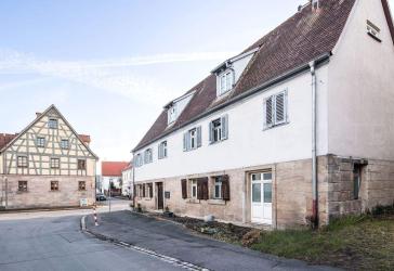 Zweifamilienhaus in Büchenbach mit separatem Waldgrundstück
