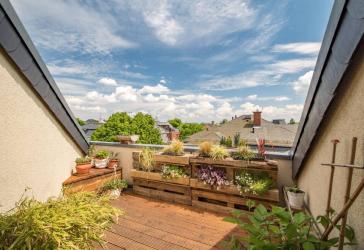 DACHTERRASSE - WANNEN-DUSCHBAD MIT FENSTER - GÄSTE-WC - EINBAUKÜCHE - MAISONETTE