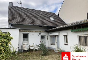 Sanierungsbedürftiges Einfamilienhaus mit großem Grundstück