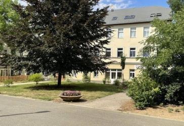 3-Raum-Wohnung (ca. 50 m²), renovierungsbedürftig – WG-geeignet, ruhige Lage am Johannisplatz, Glauchau (1. Obergeschoss) !