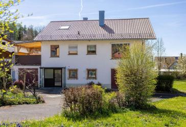 Freistehendes 1-2-FH mit großem Garten & Garage - Sanierungsobjekt mit Entwicklungspotential.