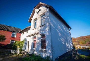 ZFH in Bad Schwartau - großes Hanggrundstück, sanierungsbedürftiger Altbau mit viel Potenzial