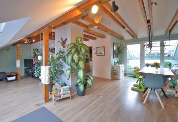 Weststadt-Highlight: Lichtdurchflutete 3,5-Zimmer-Dachgeschosswohnung mit Balkon und Stellplatz