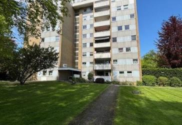 Familienfreundliche 4-Zimmer Wohnung in sehr gepflegtem Mehrfamilienhaus mit Balkon und Tiefgaragenstellplatz