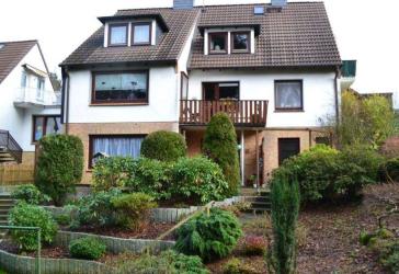 Vollvermietetes Dreifamilienhaus mit Doppelgarage in beliebter grüner Lage von Hamburg-Marmstorf!