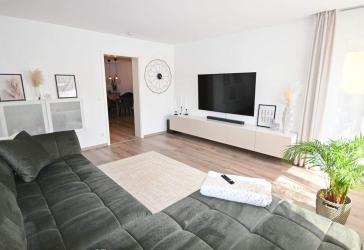 Warum neu, wenn saniert so schön sein kann? Schicke 4,5-Zimmer-Wohnung mit TG-Stellpl. am Faberpark.