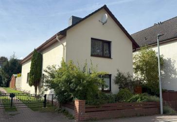 Großes Einfamilienhaus mit Einliegerwohnung, Keller, Garage und großem Garten in guter Ortslage