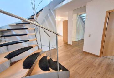 RESERVIERT!! - Charmante 3-Zimmer-Maisonettewohnung in zentraler Lage mit Außenstellplatz