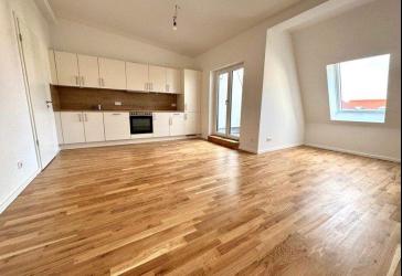 Sofort einziehen! Helle 5-Zimmer-Dachgeschosswohnung im Erstbezug mit EBK, 2 Bädern und Loggia