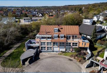 Attraktive 4,5 Zi. DG-Maisonette-Wohnung, mit 2 x TG/Platz u. großem Balkon, in Top-Zustand!