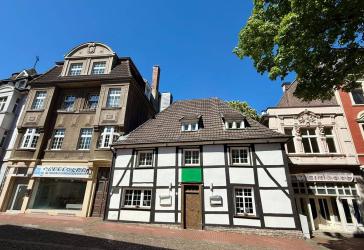 INVESTOREN AUFGEPASST: 3 HÄUSER MIT 5 WOHNUNGEN, 2 LADENLOKALEN, RESTAURANT UND GARTENGRUNDSTÜCK !!!
