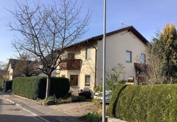 Wohnhaus mit Garage und Garten