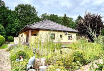 Sehr hochwertiger Bungalow in erster Reihe zum Kanal