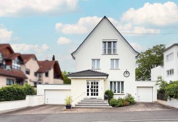 Großzügiges Familienanwesen mit parkähnlichem Garten & Wintergarten in sehr guter Wohnlage