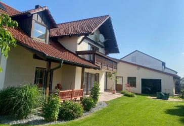 Top gepflegtes Zweifamilienwohnhaus in sonniger, ruhiger Siedlungslage in Neustadt