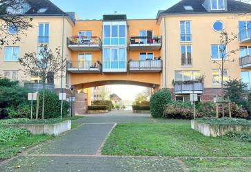 Leerstehende 2-Zimmer-Wohnung mit Sonnenbalkon und TG-Stellplatz in Rheinlage auf Erbbaugrundstück