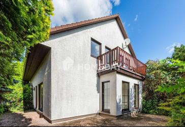 Großzügiges Einfamilienhaus mit Einliegerwohnung, Kamin, Gartenidylle & Pool in Priester