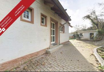 Einfamilienhaus mit Garage und großem Eigentumsgrundstück in Toplage
