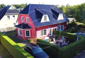 Strandnahe Doppelhaushälfte mit Kamin, sonniger Terrasse und nur 250 m zur Ostsee.
