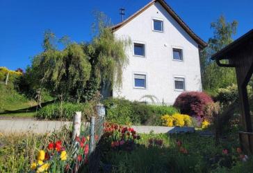 Aus- und Anbaupotenzial! Großes Grundstück mit 2-Familienhaus