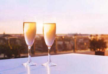 Ein Glas Wein in der Abendsonne mit Blick auf die Elbe