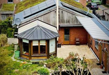 Nachhaltiger Bungalow mit Wintergarten, Garage und Garten