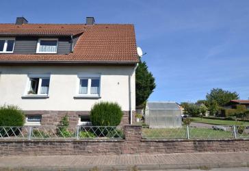 Doppelhaushälfte mit Garage in ruhiger und doch zentraler Lage von Eschershausen