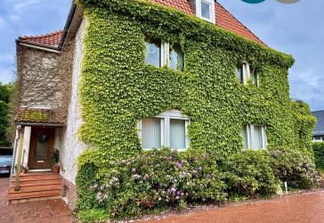 Zweifamilienhaus in Stolzenau /Wohneinheit frei /Praxiseinheit vermietet / Idyllischer großer Garten