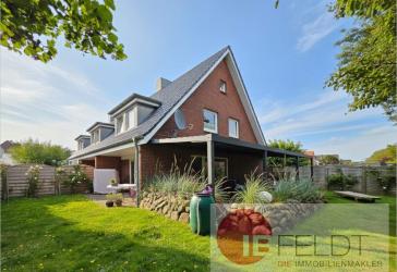 SYLT | Ruckzuck am Strand: Gut geschnittenes Reihenendhaus mit Garage, 2 Terrassen + sonnigem Garten