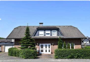 Neuer Preis! Schönes Zweifamilienhaus mit Doppelgarage in bevorzugter Lage!