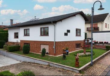 Familienidylle in Sponheim - Bungalow mit Garten, Pool und Einliegerwohnung
