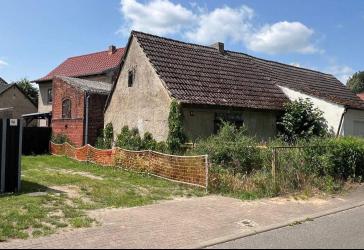 Kleines Häuschen mit Remise (Abriss oder Sanierung)