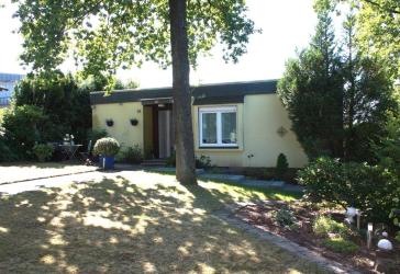 Kleiner Bungalow auf großem Grundstück mit Doppelgarage