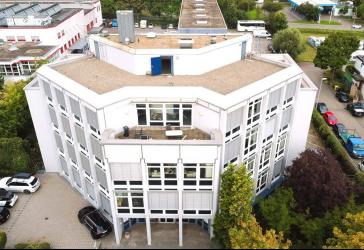 Vielseitige Bürofläche mit Ausblick im Dachgeschoss eines Bürogebäudes