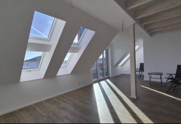 Sonnige 3-Zi-Neubauwohnung (KfW-55) mit 20 m² Dachterrasse, ggf. möbliert, Aufzug & Stellplatz – zentrumsnah in Lüneburg, WG geeignet, 1 J. befristet