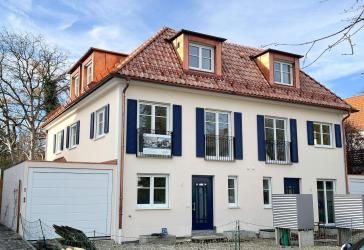 NEUBAU: Charmante Villenhälfte in feiner Lage