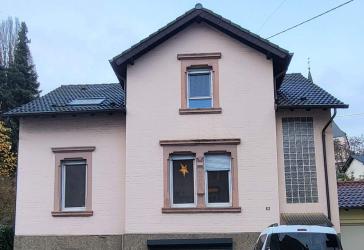 BOUS - ZENTRALE RUHIGE LAGE - FREISTEHENDES GERÄUMIGES EINFAMILIENHAUS MIT VIEL PLATZ - DREI SCHLAFZIMMER, KLEINEM GARTEN + GARAGE