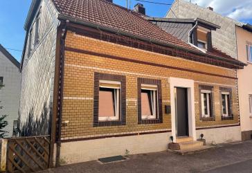 Wiebelskirchen. RENDITE-starkes, vermietetes Einfamilienwohnhaus mit Garage in ruhiger Seitenstraße