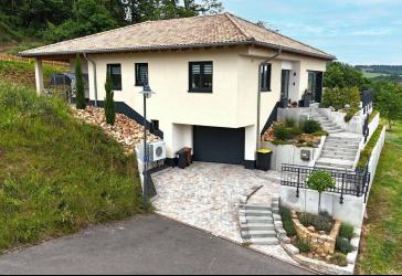 Rückzugsort mit Weitblick: neuwertiger Bungalow mit Ruhe, Terrasse, Hausgarage und Energieklasse A