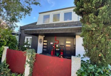Architekten Einfamilienhaus mit Pool & Sauna und Garten sowie Einliegerwohnung