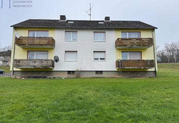 Mehrfamilienhaus auf dem einen, Baulücke auf dem anderen Grundstück!