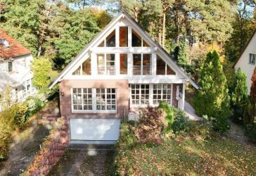 Freistehendes Architektenhaus mit Garten und Tiefgarage im wohnbegehrten Kleinmachnow