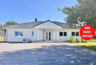 HORN IMMOBILIEN ++ Winkelbungalow 5 km bis Neubrandenburg, Baujahr 2022, Doppelgarage + Carport