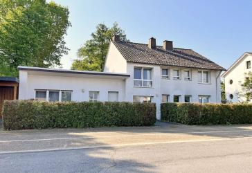 Für Kapitalanleger Renoviertes und modernisiertes 3 Familienhaus mit 3 Carport-Stellplätzen in Löhne - Ort
