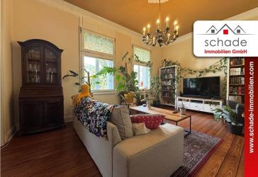 SCHADE IMMOBILIEN - Charmante 4-Zimmer-Altbauwohnung mit Garten & 2 Stellplätzen in zentraler Lage!