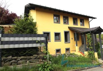 **Zweifamilienhaus in Landau/Isar - Ihr neues Zuhause mit vielseitigen Möglichkeiten**